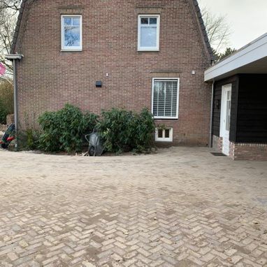 Inrit en terras aangelegd bij een woonhuis in Deurne.
